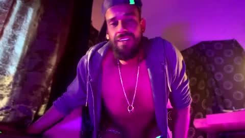 guyst049 online show from April 23, 5:45 am