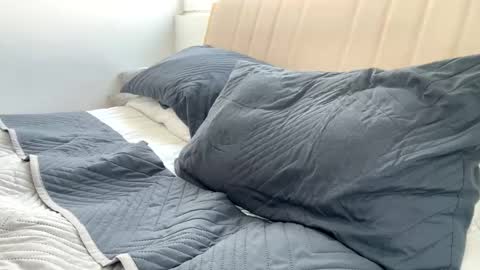 Independent       model  online show from January 30, 3:40 pm