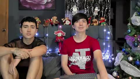 Snapshot of horny_twinks_guys chatting on December 9, 9:44 pm Alex and Camilo online show from December 9, 9:44 pm