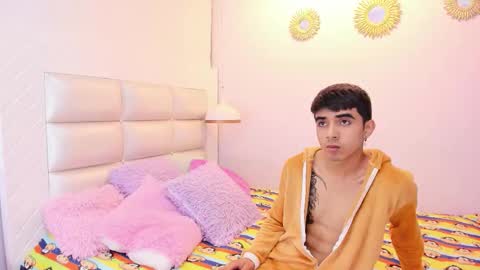 Snapshot of hottiie_guy chatting on October 6, 6:45 pm hottiie_guy online show from October 6, 6:45 pm