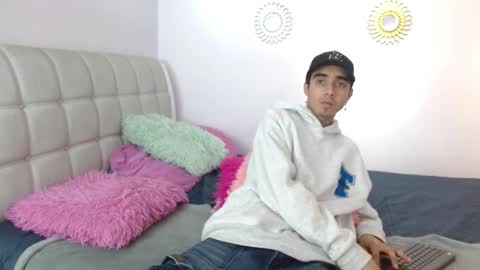hottiie_guy online show from November 18, 6:33 pm