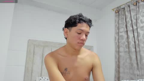 Snapshot of iamjulian_ chatting on December 2, 10:27 am Juliiiiian online show from December 2, 10:27 am