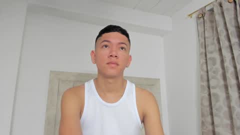 Snapshot of iamjulian_ chatting on January 6, 10:35 am Juliiiiian online show from January 6, 10:35 am