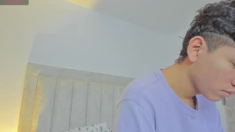 Snapshot of iamjulian_ chatting on March 12, 10:37 am Juliiiiian online show from March 12, 10:37 am