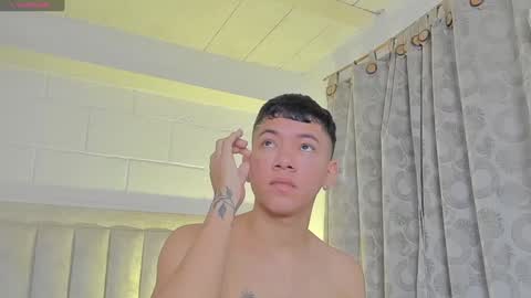 Snapshot of iamjulian_ chatting on January 28, 11:17 am Juliiiiian online show from January 28, 11:17 am