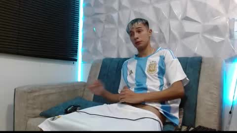 Snapshot of isaac_tan chatting on September 8, 11:15 pm Isaac tan online show from September 8, 11:15 pm