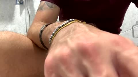 Snapshot of italianbigcock91 chatting on December 7, 6:32 am italianbigcock91 online show from December 7, 6:32 am