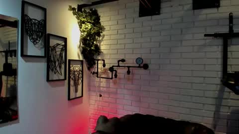 Italo Moore online show from October 17, 11:25 am