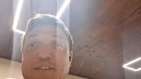 Snapshot of izealvaro chatting on September 9, 5:18 am izealvaro online show from September 9, 5:18 am