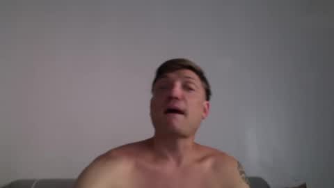 Snapshot of izealvaro chatting on October 18, 8:47 pm izealvaro online show from October 18, 8:47 pm