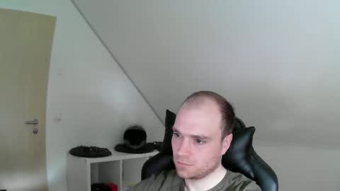 here4y online show from April 3, 7:49 am