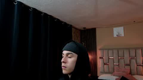 james_adamss_ online show from February 18, 11:41 am