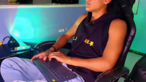 Jamesshott  online show from January 17, 7:49 pm