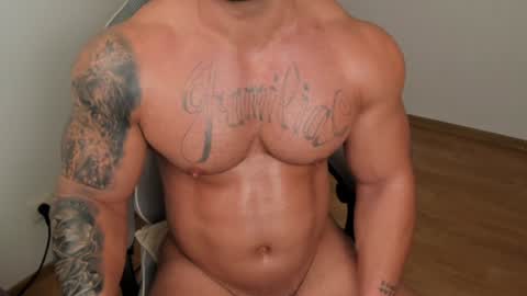 Snapshot of jaxonhunk chatting on December 12, 1:53 am JaxonHunk online show from December 12, 1:53 am