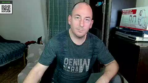 Snapshot of johanbarker chatting on February 26, 7:42 am Johan online show from February 26, 7:42 am