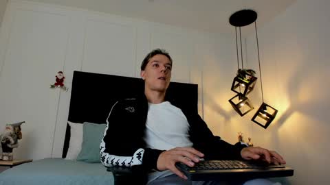 Jonathan Danielss  online show from December 2, 11:43 am