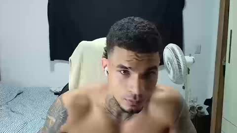 Snapshot of juan_gomez_1 chatting on October 19, 12:15 am juan_gomez_1 online show from October 19, 12:15 am