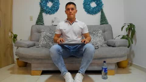 julian_wallace online show from December 20, 9:39 pm