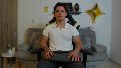 julian_wallace online show from September 26, 6:05 pm