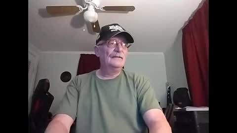 Snapshot of kabriggs136 chatting on February 18, 1:10 am kabriggs136 online show from February 18, 1:10 am