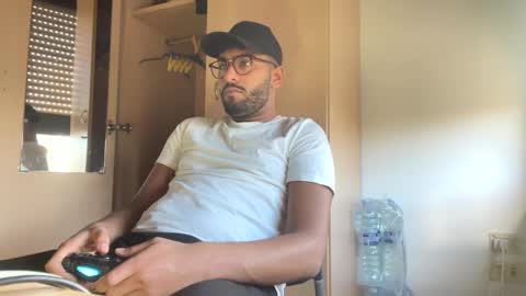 karim03larbi online show from January 12, 12:33 pm