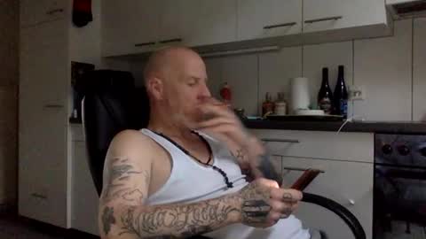 Snapshot of kingsize187 chatting on January 8, 12:15 pm kingsize online show from January 8, 12:15 pm