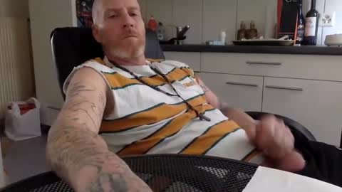 Snapshot of kingsize187 chatting on December 25, 12:05 pm kingsize online show from December 25, 12:05 pm