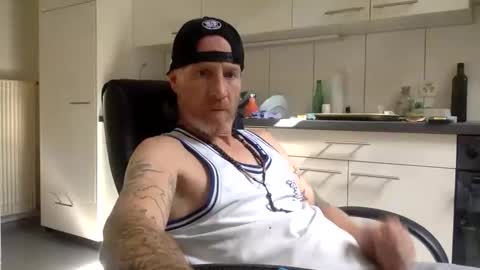 Snapshot of kingsize187 chatting on October 1, 10:08 am kingsize online show from October 1, 10:08 am