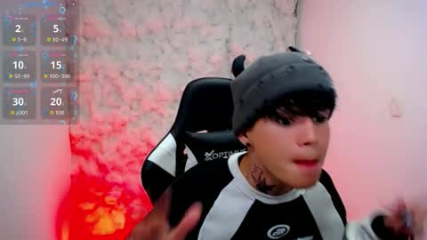 kiss_whitee online show from October 25, 2:13 am