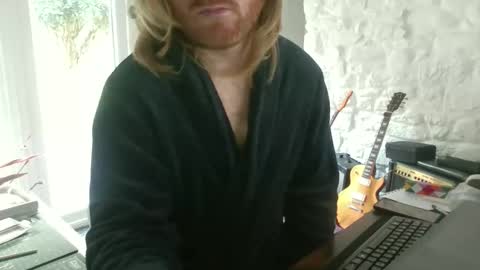 kreestafa182285 online show from April 2, 8:11 am