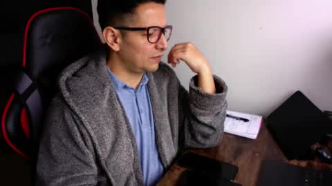 Snapshot of latino8484 chatting on October 15, 8:22 am latino8484 online show from October 15, 8:22 am