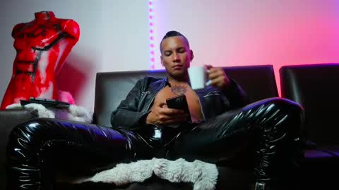 Snapshot of leonnardojaramillo chatting on December 8, 10:08 am Lenardo jaramillo online show from December 8, 10:08 am