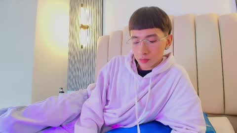 lian_cameron online show from April 20, 4:04 am