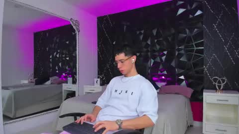 L I I A M online show from September 14, 5:15 pm