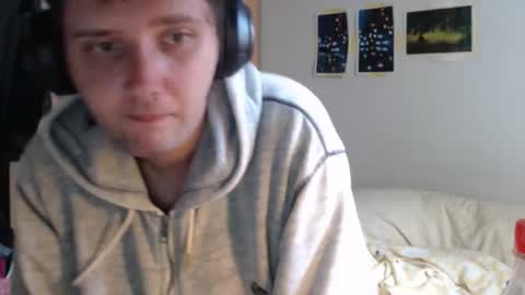 Snapshot of littlealien7 chatting on October 21, 12:14 am littlealien7 online show from October 21, 12:14 am