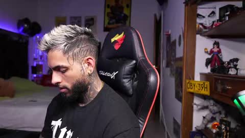 logan_hugh8 online show from April 9, 6:19 am