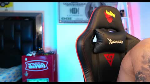 logan_hugh8 online show from February 26, 6:15 am