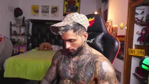 logan_hugh8 online show from May 22, 2:16 am