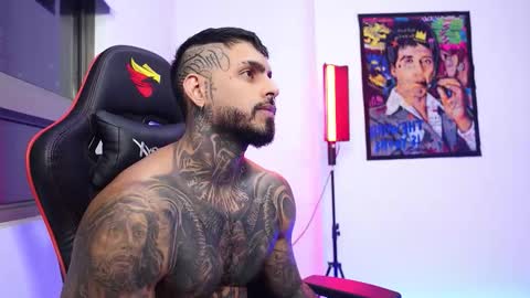 logan_hugh8 online show from October 28, 2:03 am