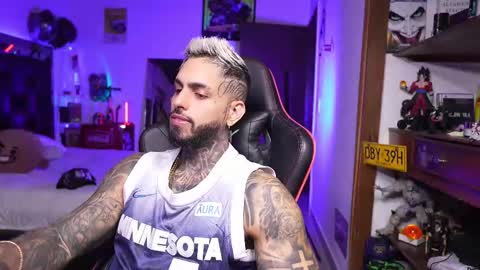 logan_hugh8 online show from March 27, 11:33 am