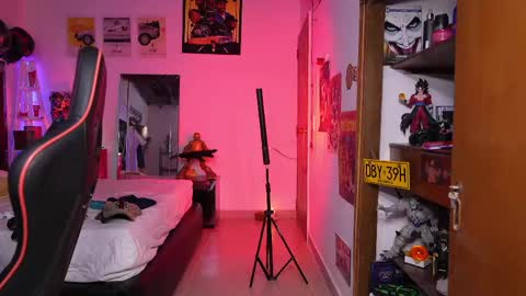 logan_hugh8 online show from April 3, 9:06 am