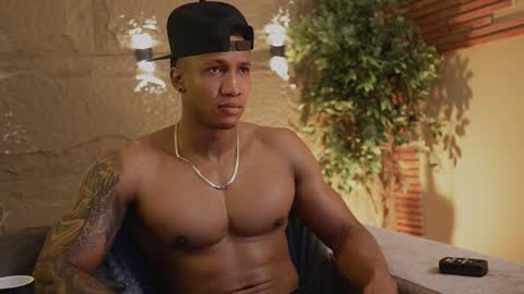 logan_varela online show from November 11, 3:17 pm