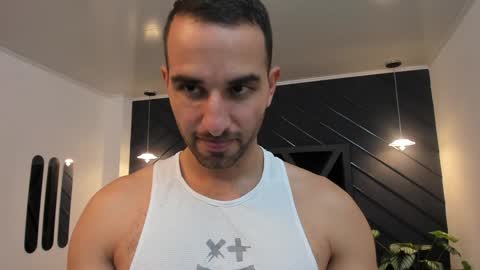  L O R E N Z O  Thumbs Up help  online show from December 3, 6:06 pm