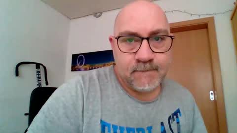 Snapshot of lover010983 chatting on March 12, 8:08 am lover010983 online show from March 12, 8:08 am