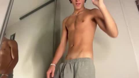 Leo Loves online show from March 29, 4:56 am