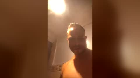 maikmedellin online show from August 6, 1:50 pm