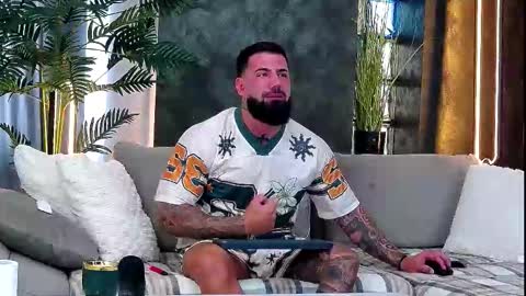 Snapshot of masterkingofmuscle chatting on October 13, 9:26 am masterkingofmuscle online show from October 13, 9:26 am