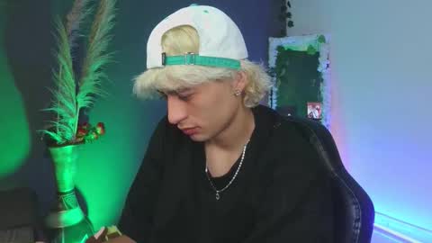 mattias     online show from October 10, 5:01 am