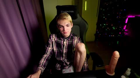 Snapshot of mattyaiden chatting on December 3, 1:10 pm Matty Aiden online show from December 3, 1:10 pm