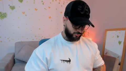 Snapshot of max_dic1 chatting on November 1, 1:42 am max D. online show from November 1, 1:42 am